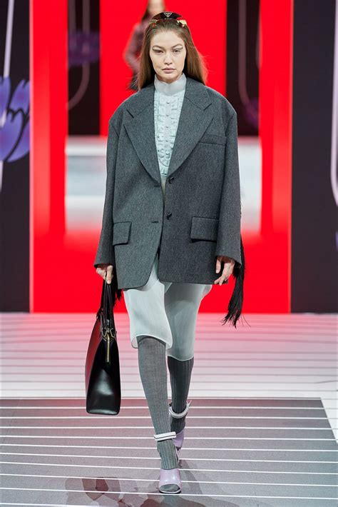 sfilata prada femminismo|Prada Fall/Winter 2021.